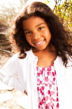 Sevimli küçük kız gülerek ve gülümseyerek.