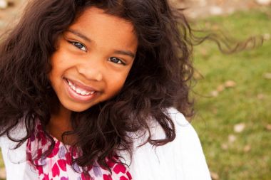 Sevimli küçük kız gülerek ve gülümseyerek.