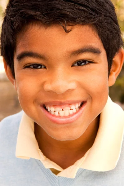 Bonito menino rindo e sorrindo . — Fotografia de Stock