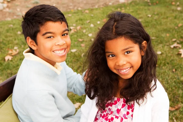 Gülümseyen ve gülerek kardeş.