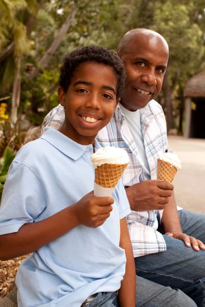 Pai e filho comendo sorvete. — Fotografia de Stock