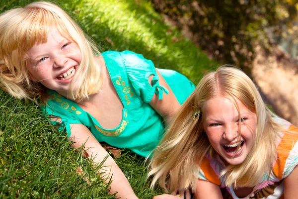 Дві сестри сміються і розважаються . — стокове фото