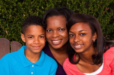 Afrika kökenli Amerikalı anne ve çocukları.