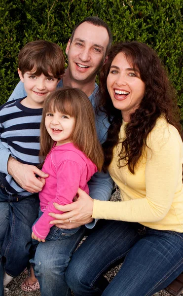 Портрет счастливой семьи, улыбающейся и смеющейся . — стоковое фото