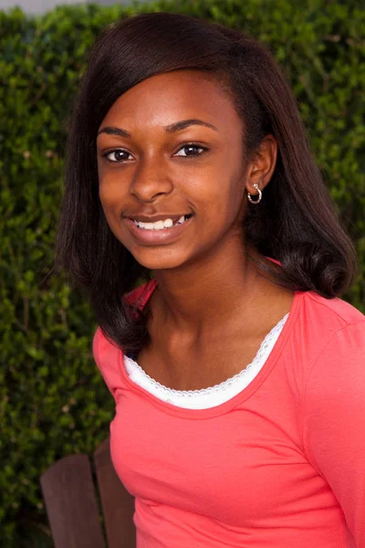 Mutlu Afrikalı-Amerikalı genç kız gülümseyerek. — Stok fotoğraf