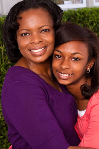 Madre e hija afroamericanas abrazándose . — Foto de Stock