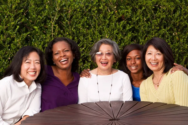Διαφορετική ομάδα γυναικών που μιλάνε και γελούν. — Φωτογραφία Αρχείου