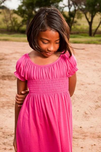 Latinsk liten flicka spelar utanför. — Stockfoto
