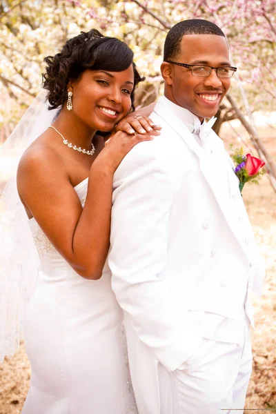 Bride and groom on their wedding day. — Stock Photo, Image