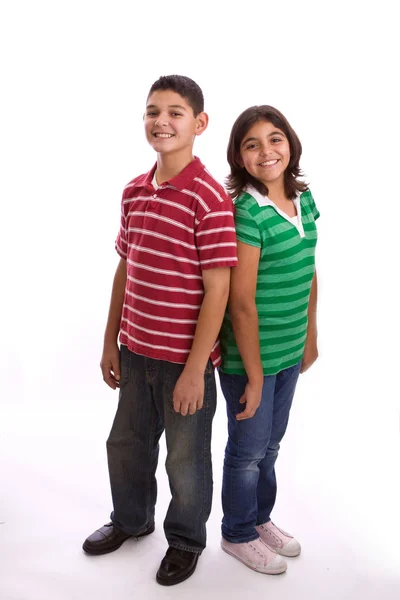 Feliz hermano y hermana sonriendo . — Foto de Stock