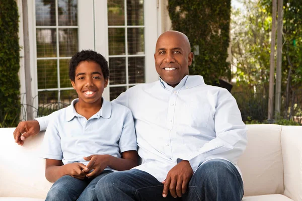 Afrikanisch-amerikanischer Vater und Sohn reden und lachen. — Stockfoto