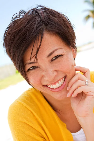 Happy Asian woman smiling at the beach. — Stock Photo, Image