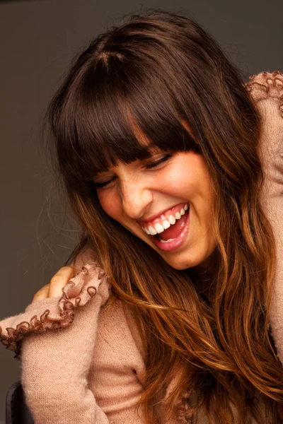 Vacker ung glad kvinna som skrattar och ler. — Stockfoto
