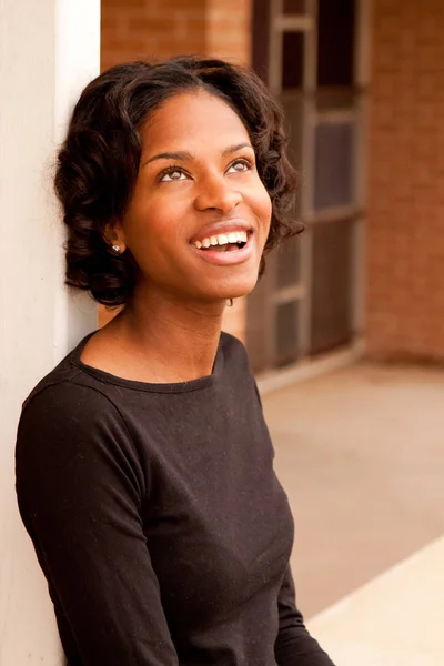 Hermosa joven afroamericana mujer sonriendo . — Foto de Stock