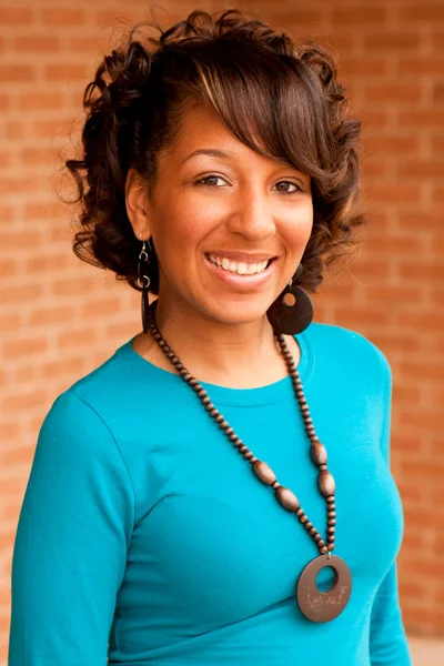 Hermosa joven afroamericana mujer sonriendo . — Foto de Stock