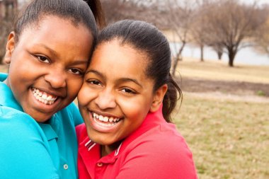 Mutlu Afro-Amerikan baba ve oğul konuşmak ve gülüyor.