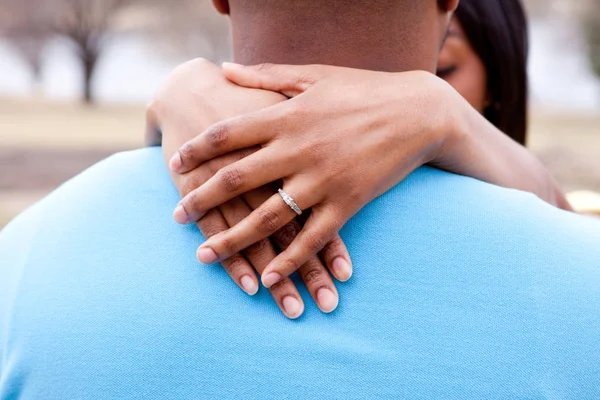 Feliz pareja afroamericana abrazándose afuera . — Foto de Stock