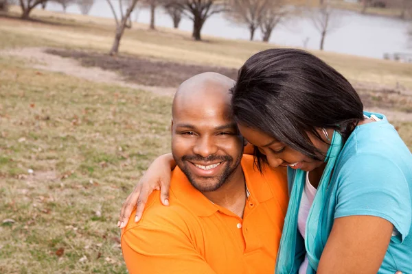 Счастливая афроамериканская пара обнимается снаружи . — стоковое фото