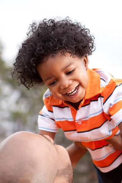 Afrikaanse Amerikaanse vader en zoon spelen en lachen. — Stockfoto