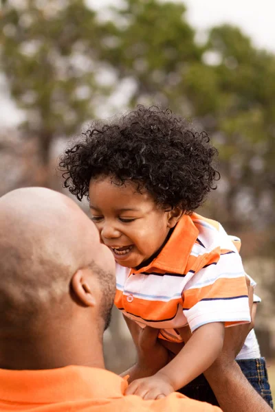 Афроамериканский отец и сын играют и смеются . — стоковое фото