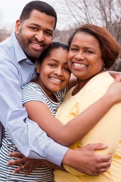 Feliz familia afroamericana sonriendo afuera — Foto de Stock