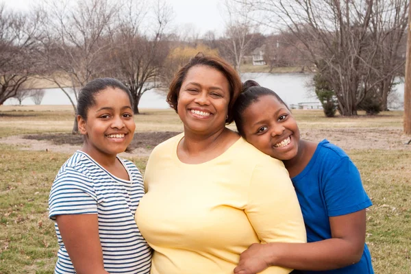 Gelukkig Afrikaanse Amerikaanse moeder en haar dochters. — Stockfoto