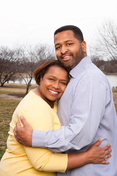 Heureux couple afro-américain étreignant à l'extérieur . — Photo