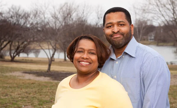 Heureux couple afro-américain étreignant à l'extérieur . — Photo