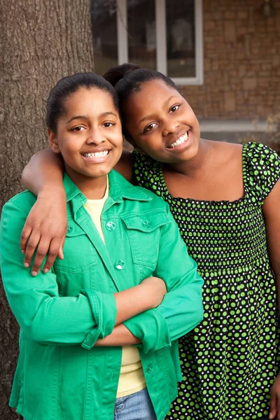 アフリカ系アメリカ人の姉妹の話と笑って. — ストック写真