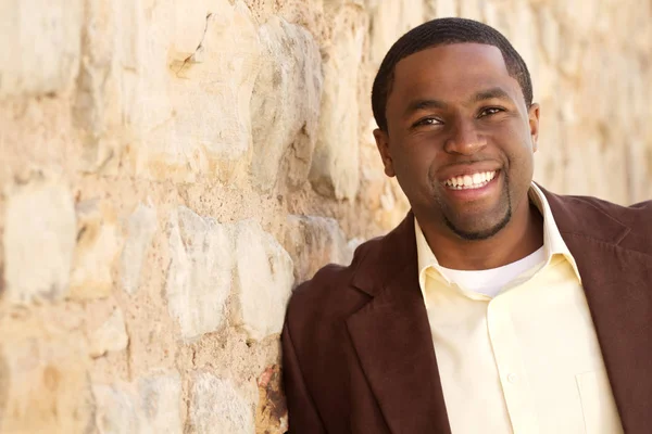 Człowiek młody Afroamerykanin uśmiechający się poza. — Zdjęcie stockowe