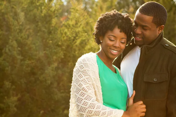 Portret African American kochający para. — Zdjęcie stockowe