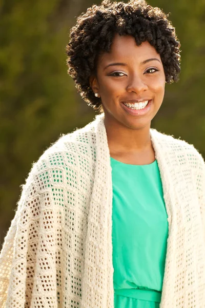 Mujer afroamericana sonriendo afuera . —  Fotos de Stock