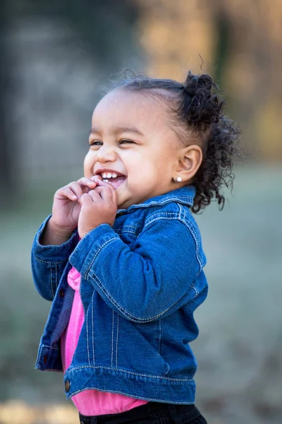 Glad blandad ras liten flicka leende. — Stockfoto