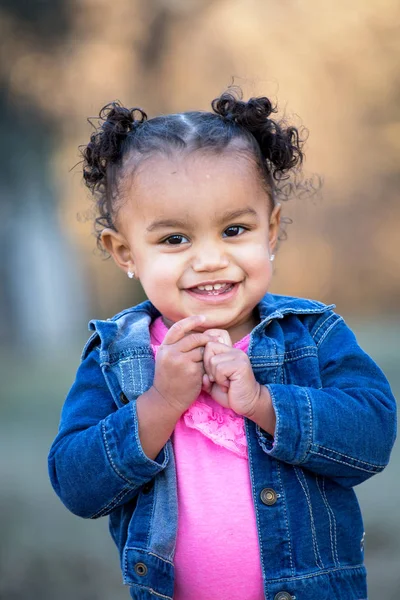 Feliz niña de raza mixta sonriendo . — Foto de Stock