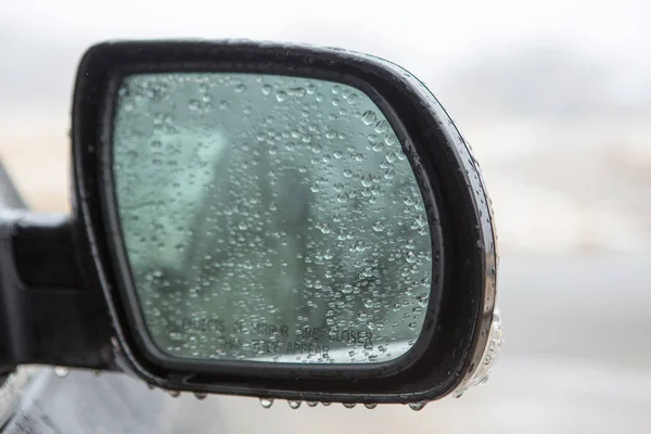 Rückspiegel eines Autos. Regentag. — Stockfoto