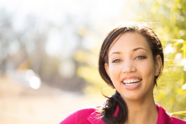 Egzersiz ve çalışma dışarı uygun kadın.