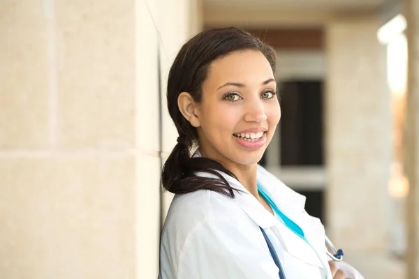 Pracowników służby zdrowia. Lekarz lub pielęgniarka stojący poza szpitalem. — Zdjęcie stockowe