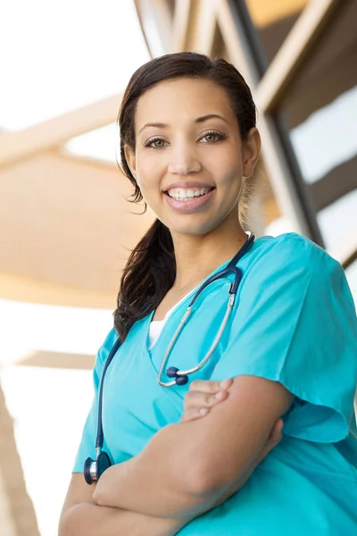 Hälsoarbetare. Läkare eller sjuksköterska stående utanför sjukhuset. — Stockfoto