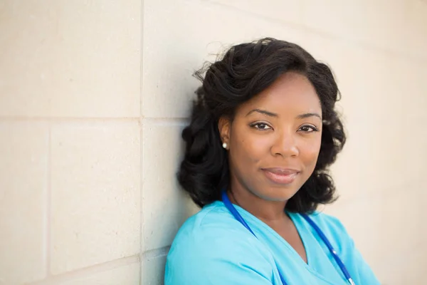 Healthcare worker. Doctor or nurse standing outside the hospital. — Stock Photo, Image