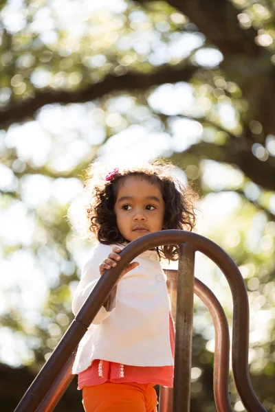 Маленькая девочка играет в парке . — стоковое фото