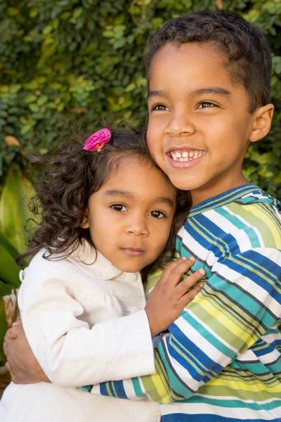 Hispanic broer en zus. — Stockfoto