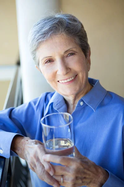 Mujer mayor bebiendo agua . — Foto de Stock