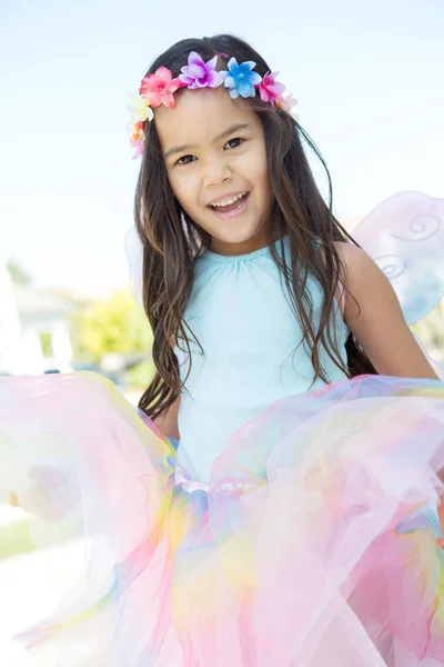 Симпатична маленька дівчинка, одягнена як фея . — стокове фото