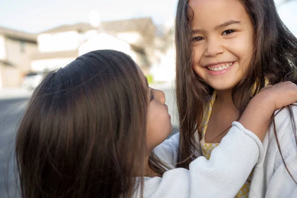 Leuke kleine meisjes knuffelen. Zussen en beste vrienden. — Stockfoto