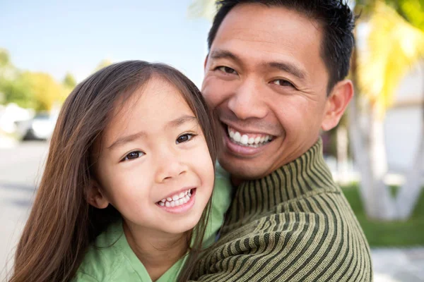 Père asiatique avec sa fille . — Photo