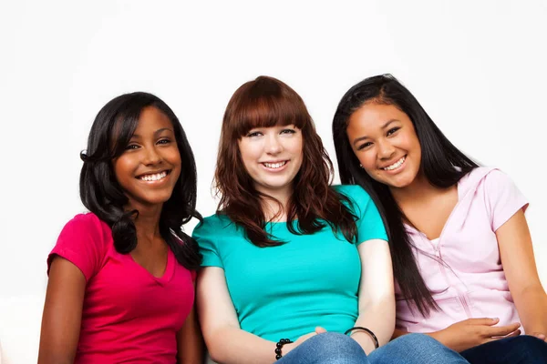 Groupe diversifié d'adolescents isolés sur blanc . — Photo