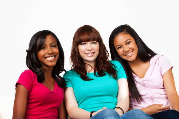 Diverso grupo de adolescentes aislados en blanco . Imagen de stock