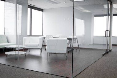 Modern ofis Oda beyaz duvarlı