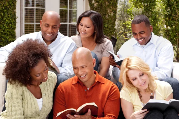 Mujeres grupo pequeño estudio de la Biblia . —  Fotos de Stock