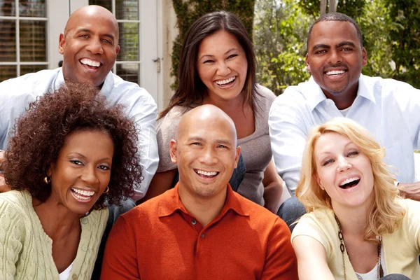 Diverso grupo de amigos conversando e rindo . — Fotografia de Stock